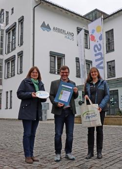 Wolfgang Günthner nahm die Partner-Auszeichnung für das Arberland-Tagungshaus von Elke Ohland (links) und Katrin Wachter entgegen. (Foto: Nationalpark Bayerischer Wald)