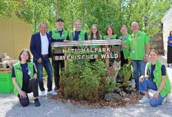 Umweltminister Thorsten Glauber mit dem Team der Ferienregion und des Nationalparks Bayerischer Wald, die sich noch bis 21. Mai gemeinsam auf der Landesgartenschau präsentieren. Hauptthema ist der Luchs. (Foto: Nationalpark Bayerischer Wald)